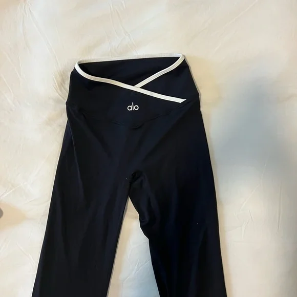 ALO Yoga Black and White Crop Top - Picture 3 of 4